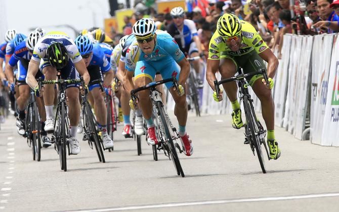 Andrea Guardini (Astana) and Francesco Chicchi (Vini Fantini) go head-to-head toward the finish line