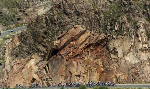 The bunch brings to splinter on the final climb