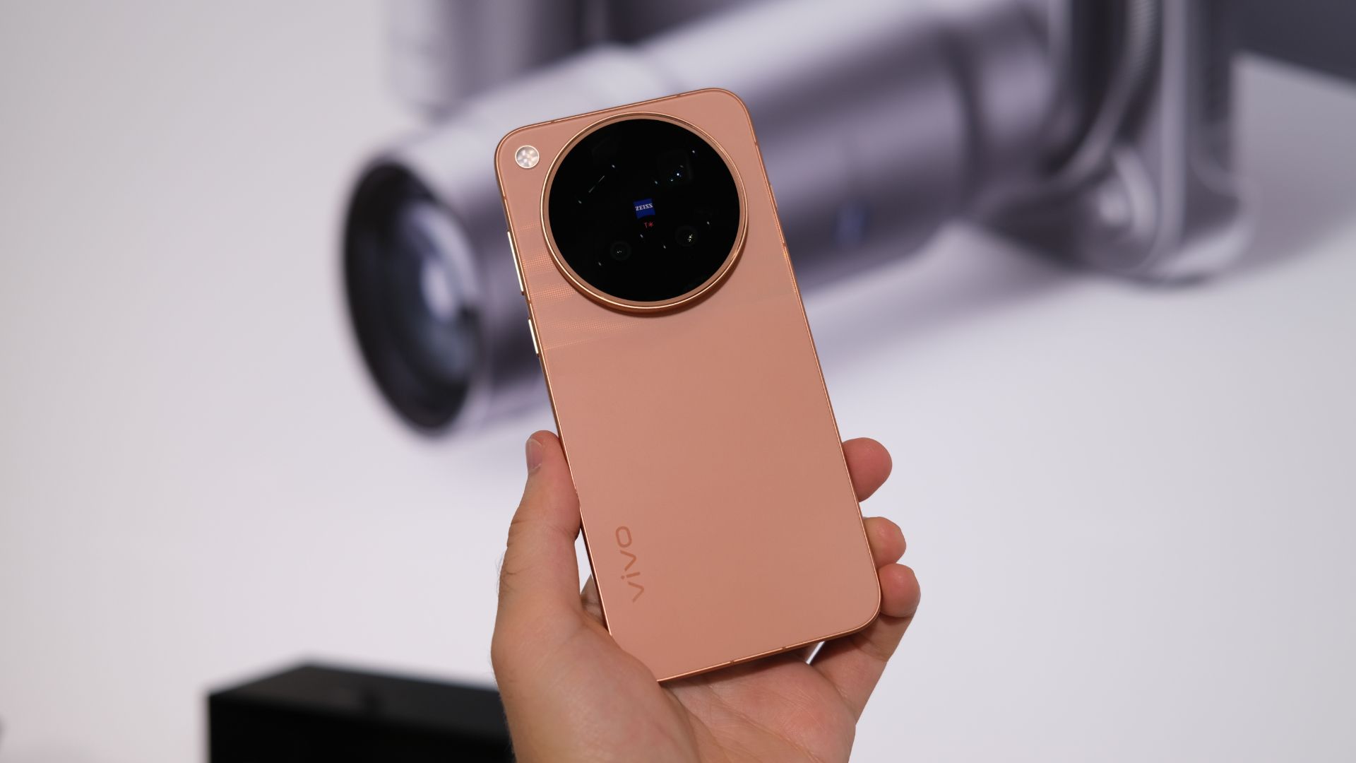Vivo представила серию X500 с 200-МП телевиком и батареей 7800 мАч