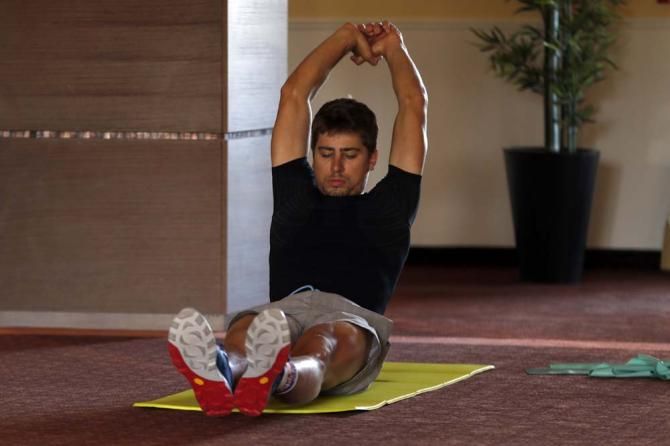 Peter Sagan works on strengthening his core muscles