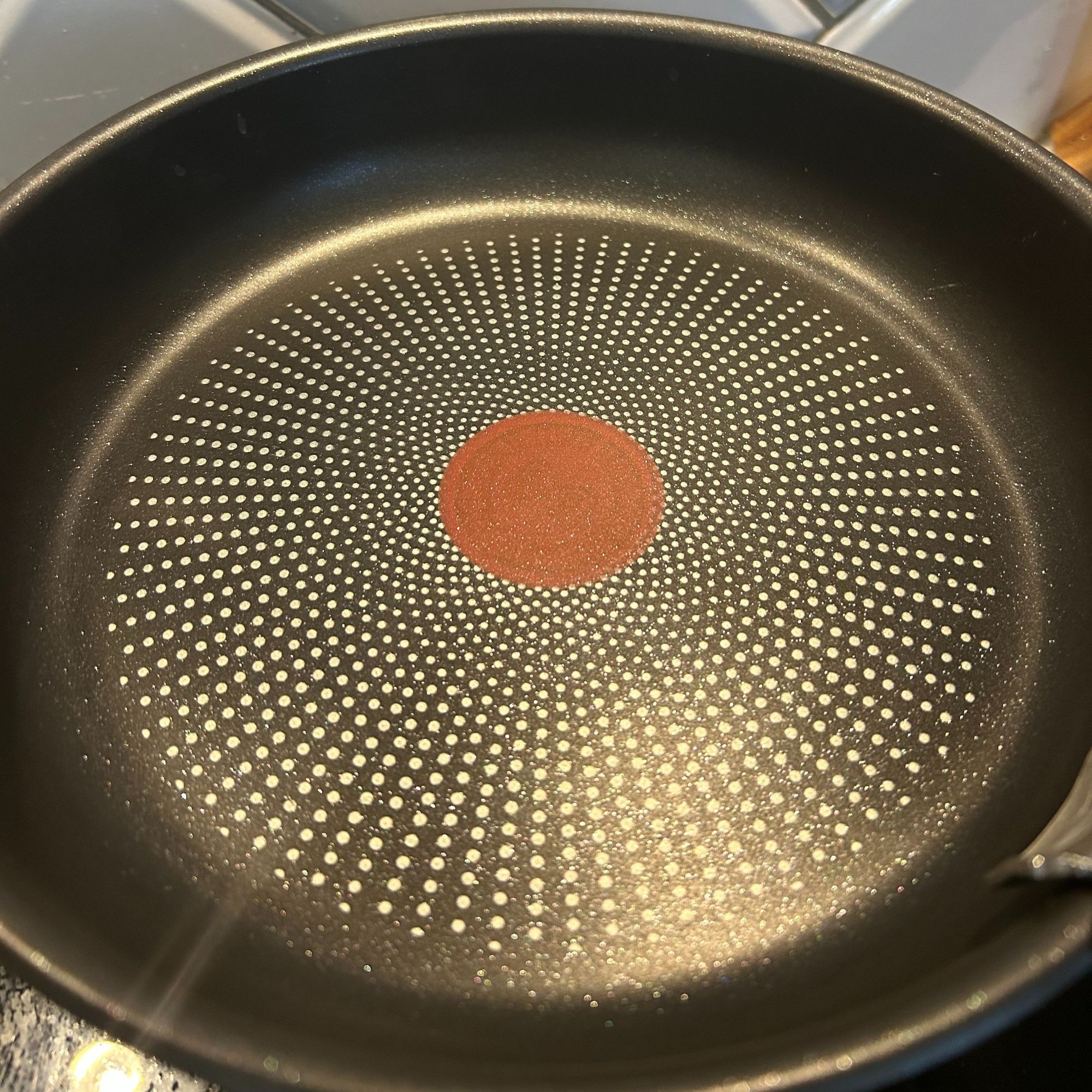 Tefal Ingenio Emotion 22-Piece Pan Set thermo signal in middle of pan