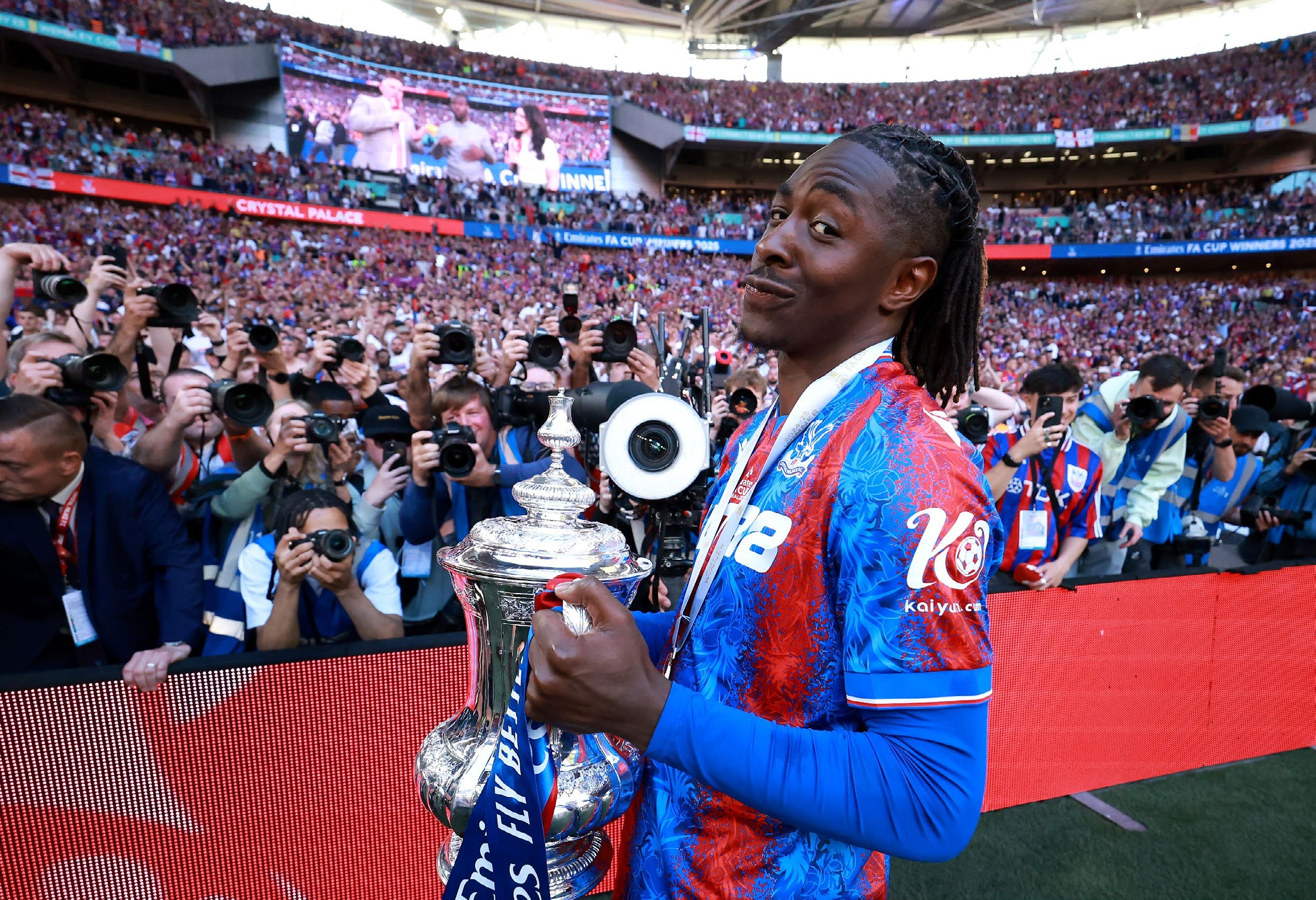 Eberechi Eze of Crystal Palace celebrates with the FA Cup trophy. (Photo by Eddie Keogh - The FA/The FA via Getty Images)