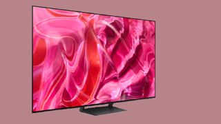 En OLED-TV av typen Samsung S90C OLED TV mot en rosa bakgrunn.