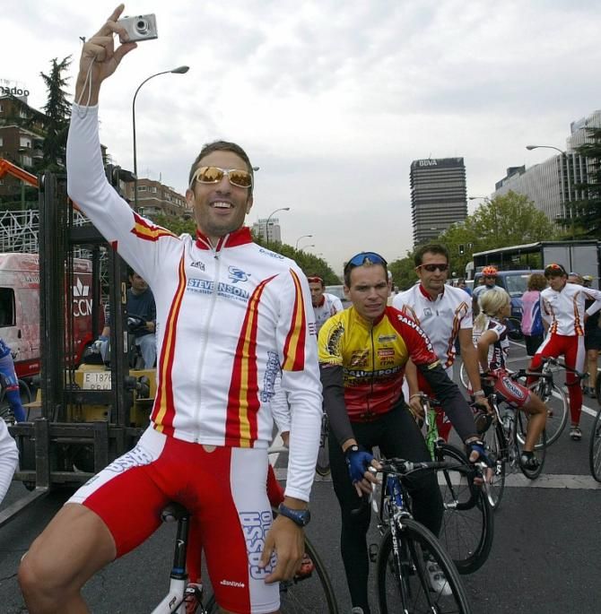 2005 Worlds: Juan Antonio Flecha (Spain) snaps a photo during a training session on the road circuit in Madrid, Spain