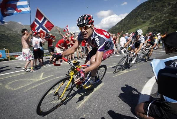 Cadel Evans (Silence-Lotto) put in a strong attack on the climb to Andorre Arcalis.