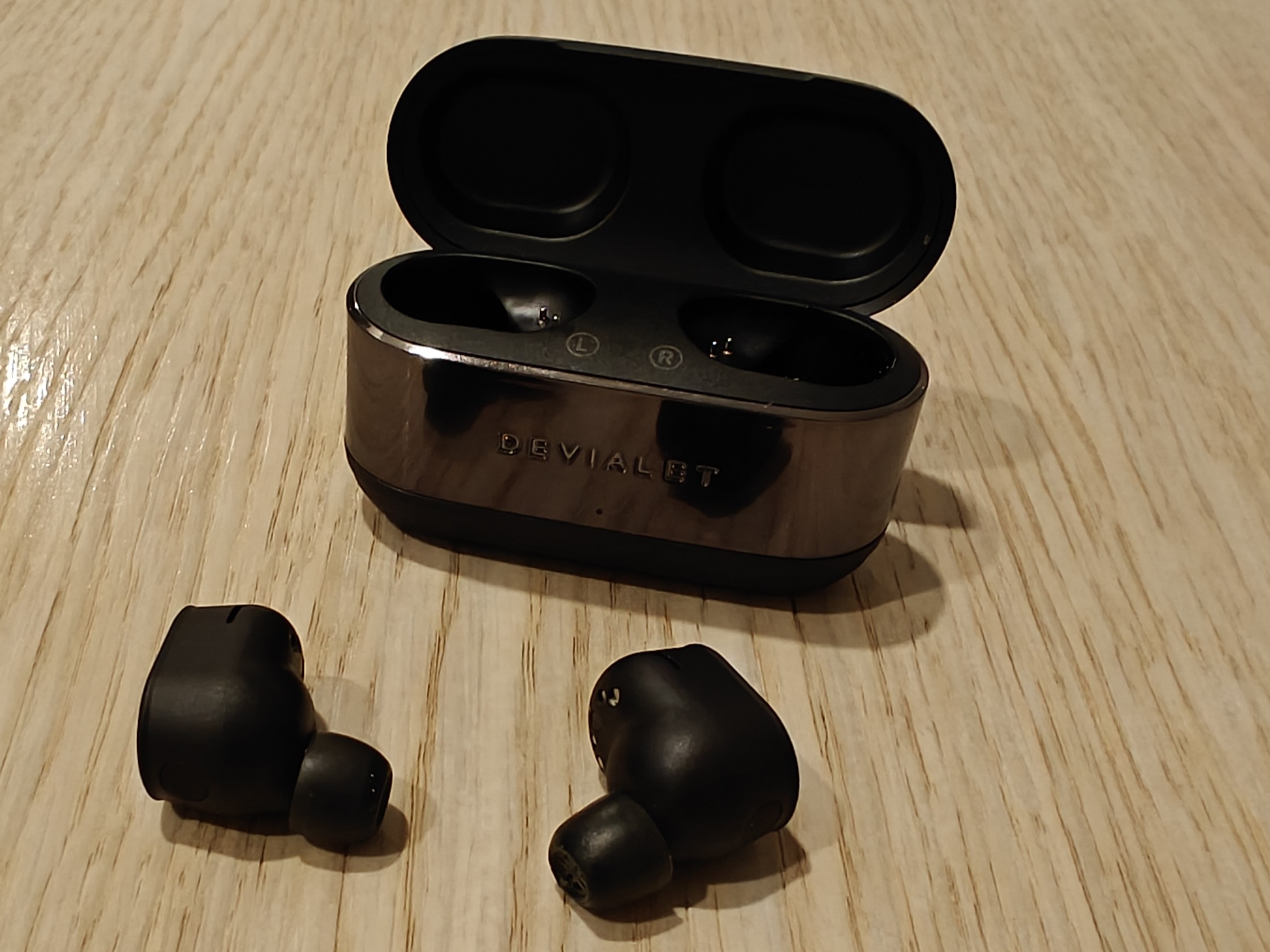 Devialet Gemini II puisella pöydällä