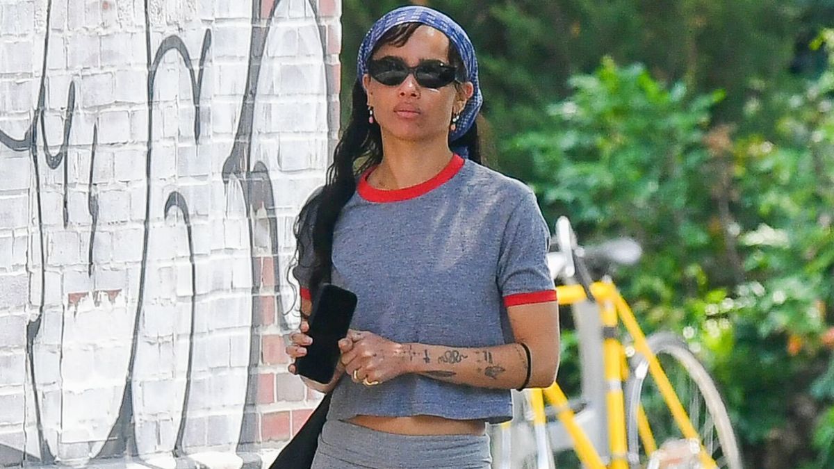 The Expensive-Looking Sandal Color Every Fashion Person Is Wearing With Shorts and Dresses (Hint: It's Not Navy)