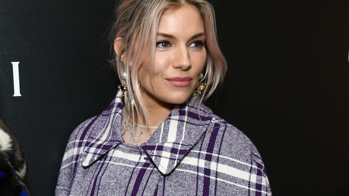 Honnêtement, la cape tartan prune et les collants en dentelle de Sienna Miller ont fait un hiver chic et chaud dont vous ne regretterez pas de vous être inspiré.