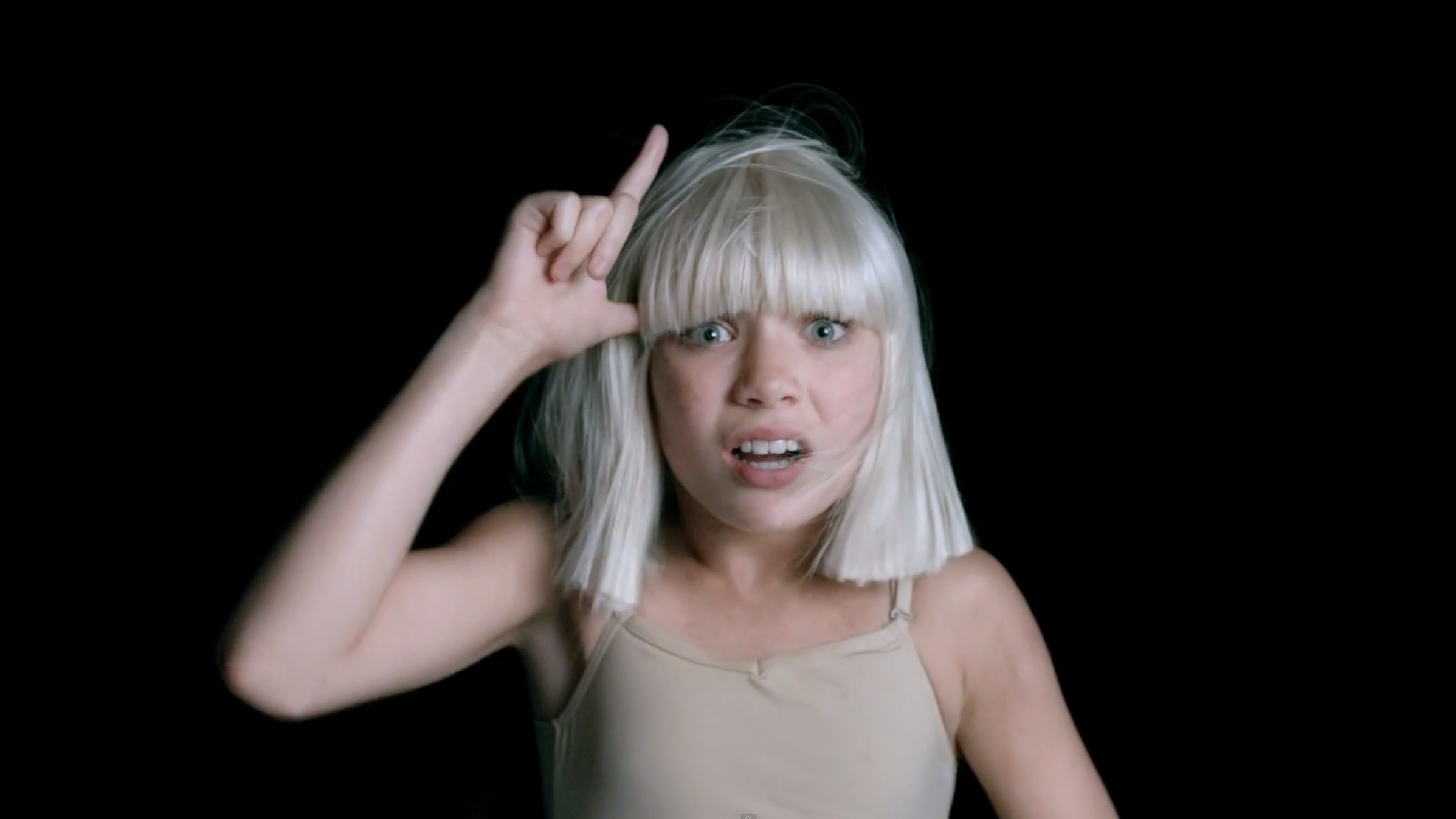 klasse kollektion på den anden side, Sia Big Girls Cry Video - Maddie Ziegler Sia | Marie Claire (US)