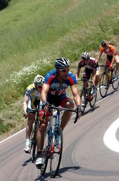 George Hincapie (Discovery Channel) corners.
