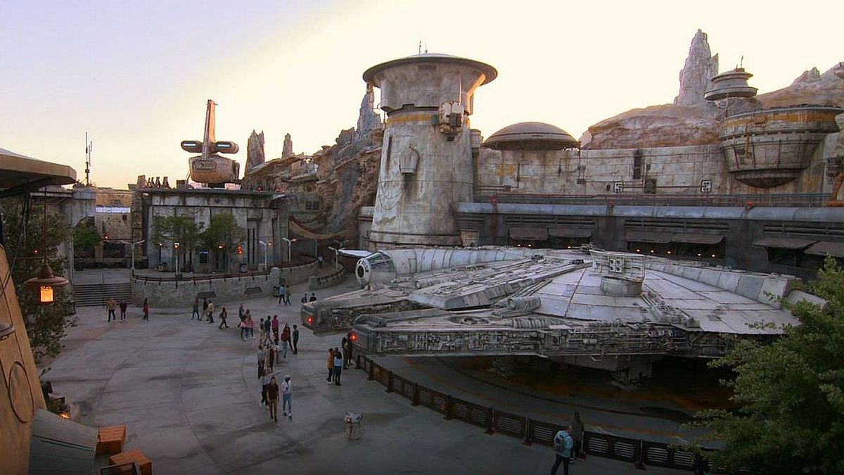 Millennium Falcon at Star Wars; Galaxy&#039;s Edge