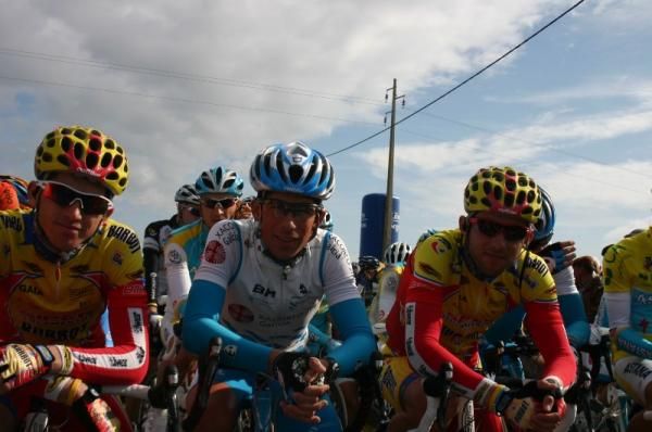 Riders at the start of stage 4