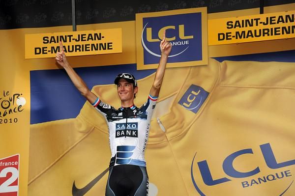 Andy Schleck (Saxo Bank) steps on stage to receive the yellow jersey.