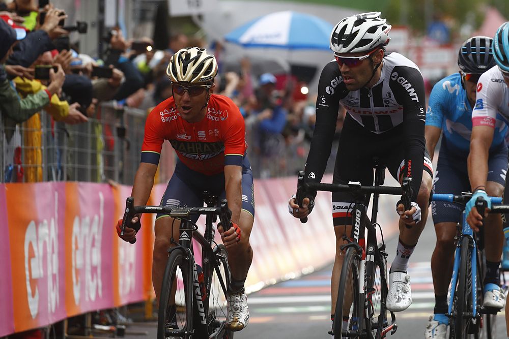 Tom Dumoulin (Sunweb) and Domenico Pozzovivo (Bahrain-Merida) sprint for second place at stage 15 at the Giro d'Italia