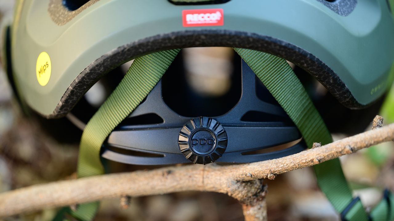 POC Omen Ultra MIPS rear cradle adjustment