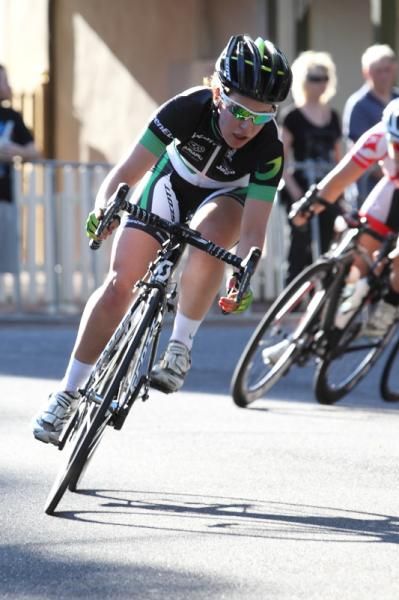 Amanda Spratt (GreenEDGE-AIS) leads the race.