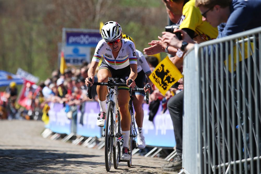 Lizzie Armitstead (Boels Dolmans) makes her move