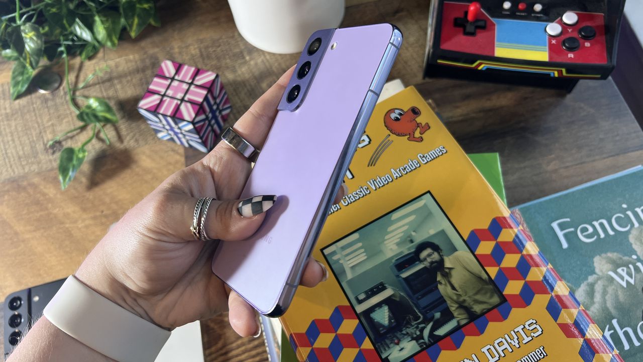 Samsung Galaxy S22 in Bora Purple
