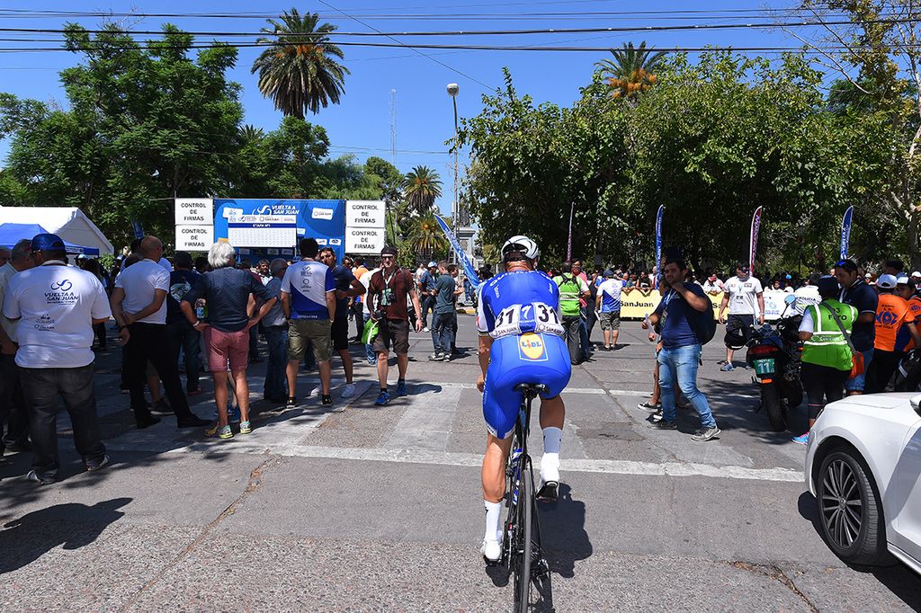 Tom Boonen rides to sign on