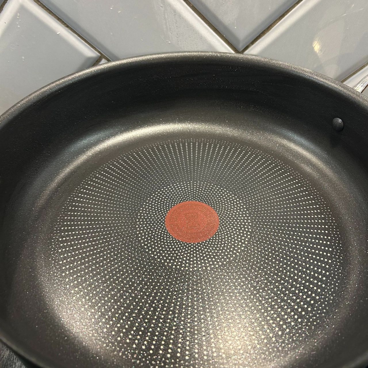 Jamie Oliver by Tefal Cook's Classics H9129943 30cm All in One Pan - Thermo-Signal&trade; technology in middle of pan, close up