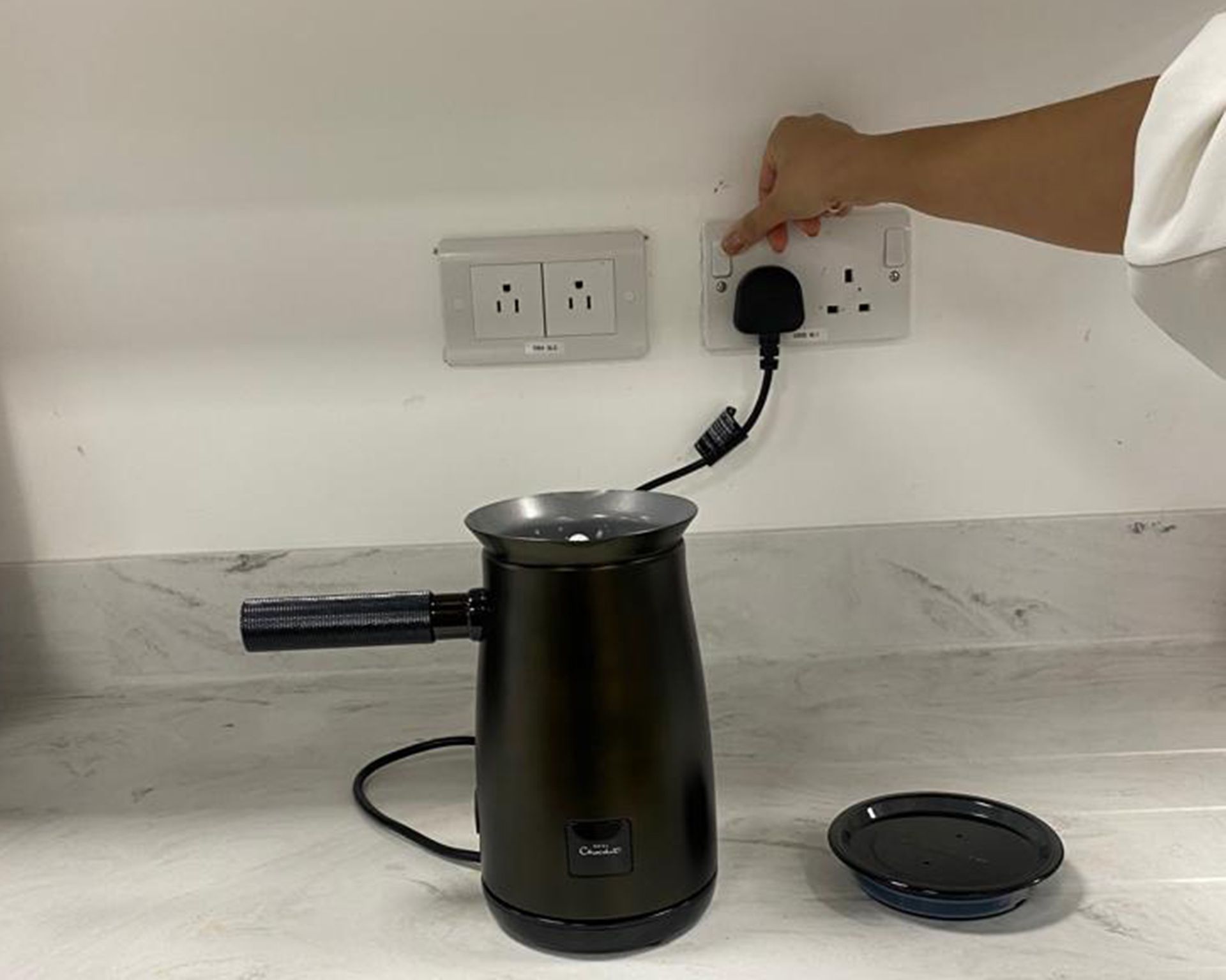 Christina Chrysostomou memutus pembuih susu Hotel Chocolat dari catu daya