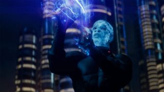 Electro (Jamie Foxx) shoots electricity out of his hands in The Amazing Spider-Man 2