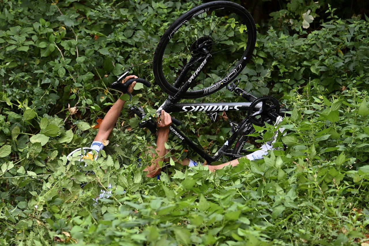 La Fleche Wallonne 2020 - 84th Edition - Herve - Mur de Huy 202 km - 30/09/2020 - Crash - Mauri Vansevenant (BEL - Deceuninck - Quick Step) - photo Vincent Kalut/PN/BettiniPhoto&Acirc;&copy;2020