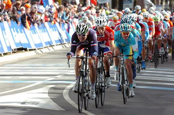 The U23 men's peloton in hot pursuit of a five-man break late in the race.