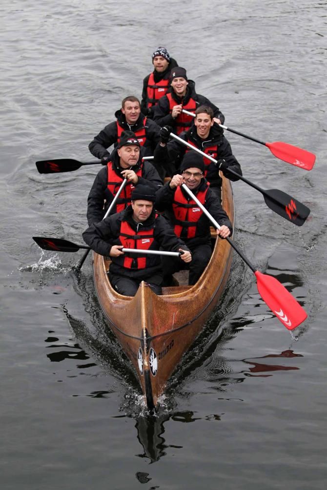Fresh from competing in the Crocodile Trophy, RadioShack-Nissan press officer Philippe Maertens takes up duty as an oarsman.