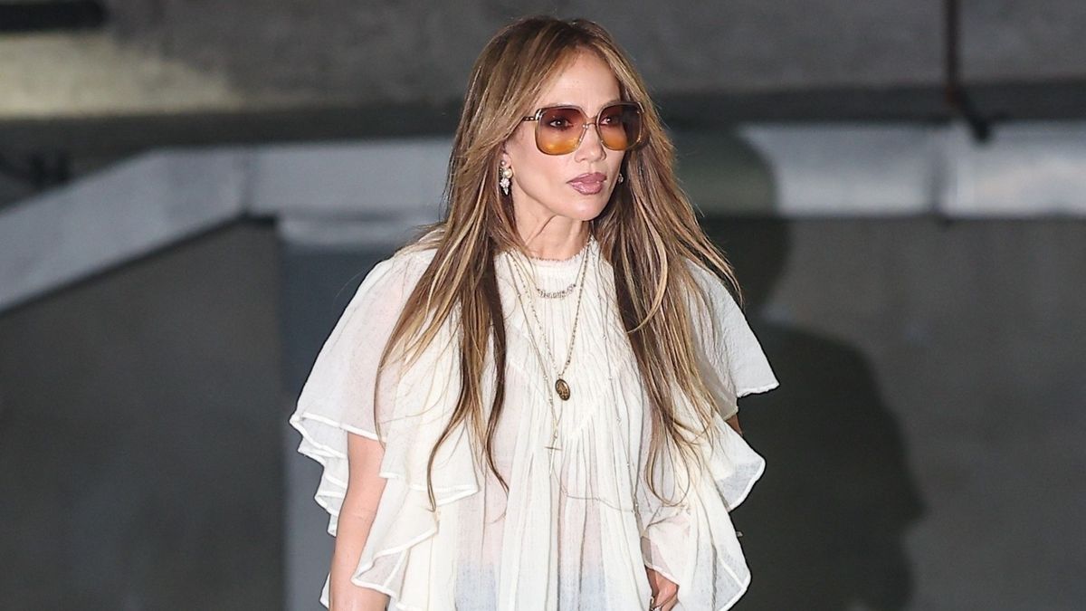 Looking Chic in Wide-Leg Jeans Means Wearing Them With These Pretty Blouse and Shoe Trends