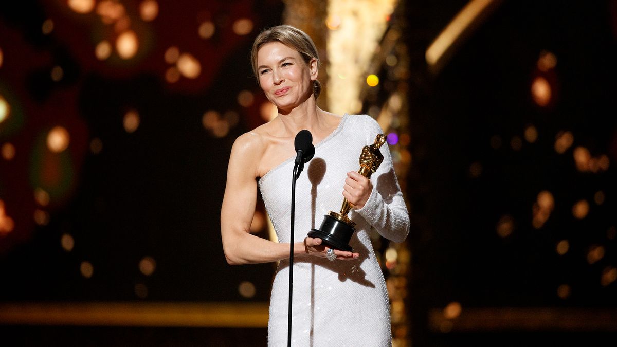 Renee Zellweger accepts the 2020 Oscar for best actress for her work in &#039;Judy&#039;