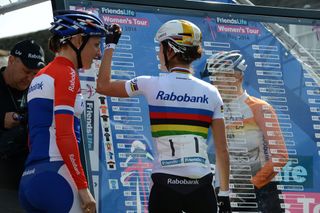 womens-tour-2014-st1-Vos-signs-on