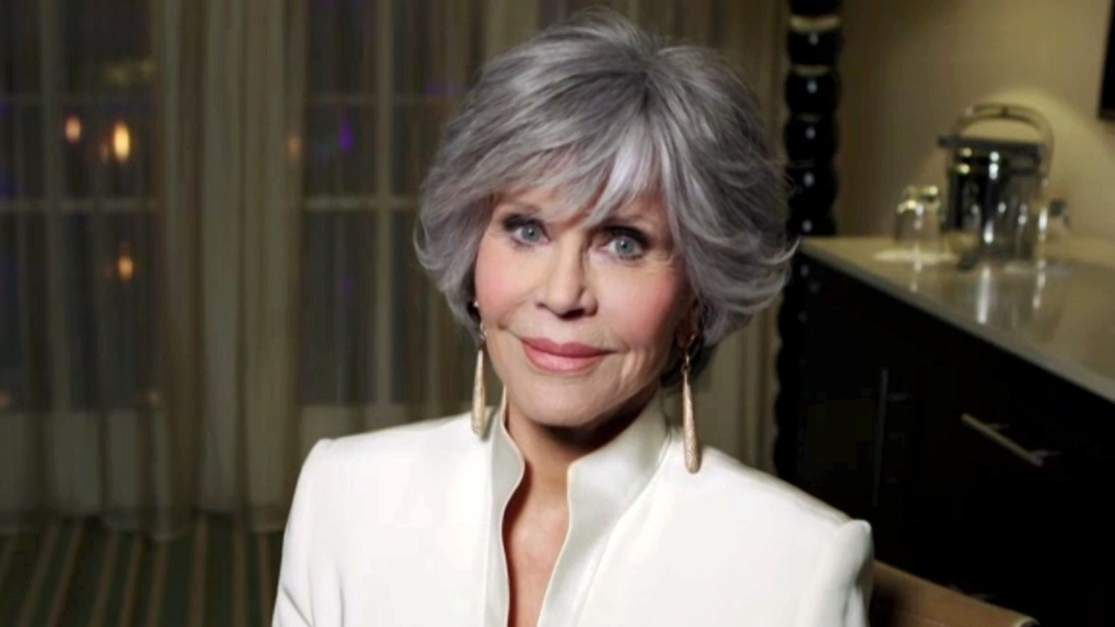 Jane Fonda’s blue walls, wooden coffee table, and patterned rug bring new life to her dated sofa material – I thought I was over the trend until I saw her living room