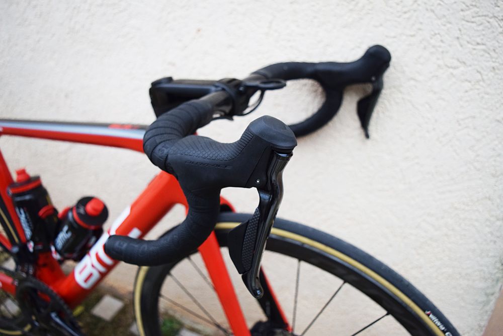 Despte housing hydraulic disc brake cables the levers are fairly compact