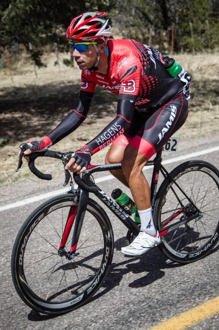 Luis Amaran (Jamis) brings bottles to the front for his team