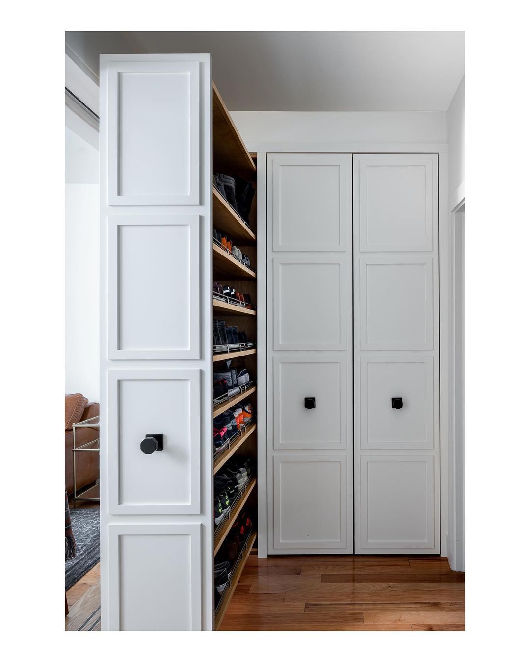 Lemari sepatu tarik dengan banyak rak