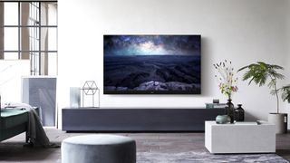 Få den bedste billedkvalitet på dit TV: Billedet viser et Panasonic HZ2000 monteret på en væg i en stue