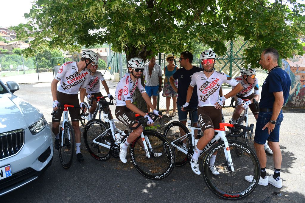 Riders stayed in the shade before the start of stage 2 of the Route d'Occitanie
