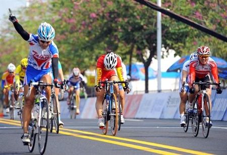 Hsiao Mei Yu (Chinese Taipei) celebrates her victory in the 100km women's road race.