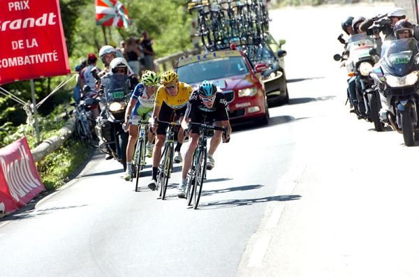 The three GC favorites mark each other on stage 16