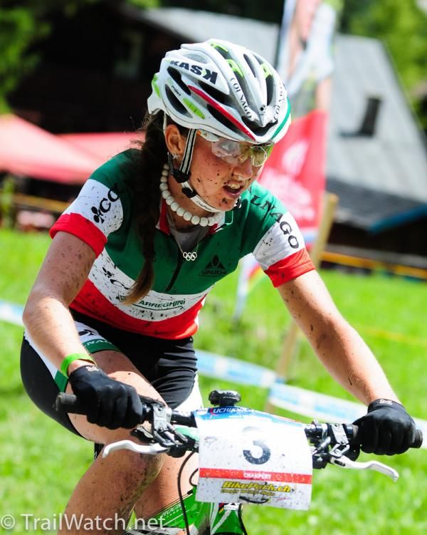Eva Lechner (Colnago Arreghini) rides brilliantly in second place