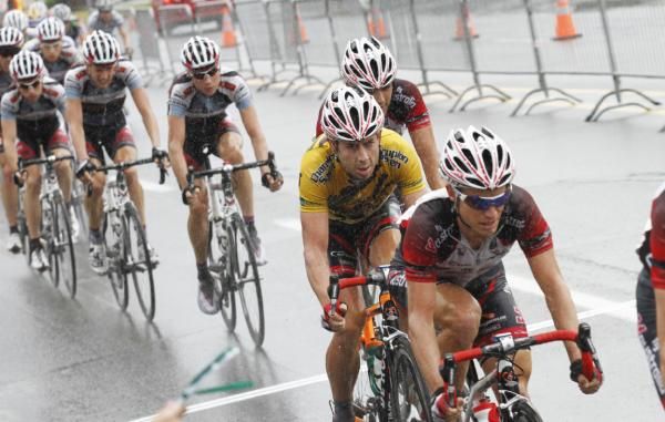 Ben Day was well supported by his teammates from Fly V Australia during the whole stage, especially when the rain started falling.