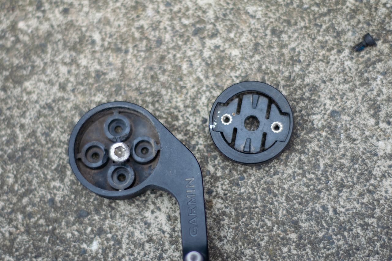A light mounted to a Garmin computer mount