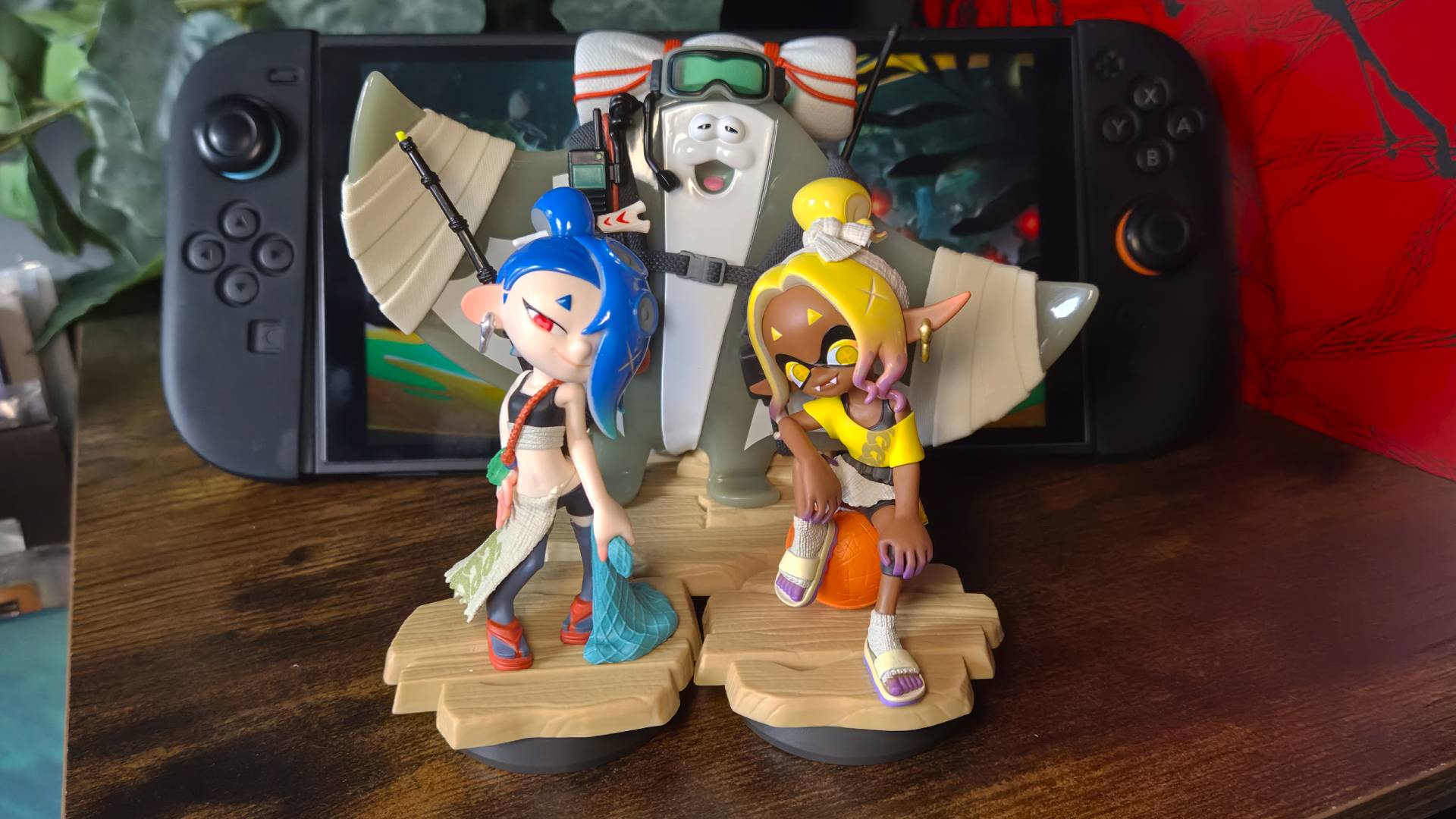 Photo of the set of Deep Cut Splatoon Raiders amiibo sitting in front of a Nintendo Switch 2.