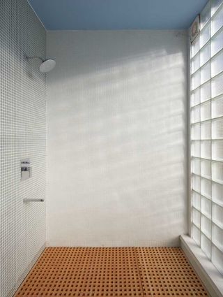 Bathroom by Romi Kholsa Design Studios