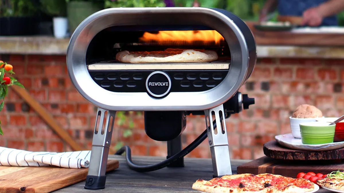 REVOVLE pizza oven