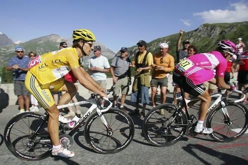The yellow jersey of Linus Gerdemann (T-Mobile) shepherded by team-mate Kim Kirchen.