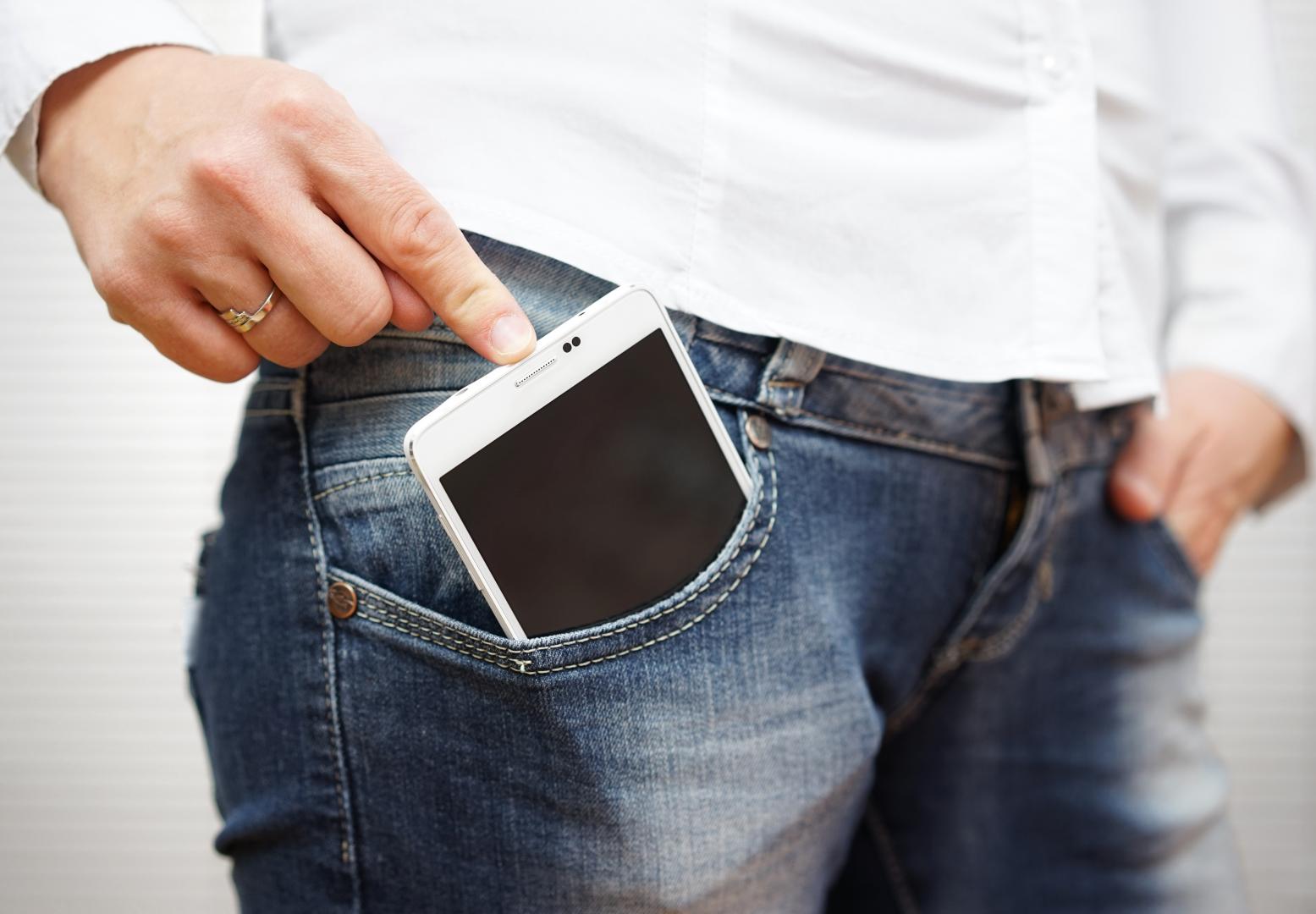 Zu kleine Taschen für zu große Smartphones, daran ist sicher jeder schon einmal verzweifelt...