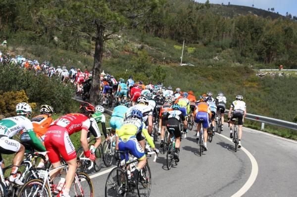 The peloton climbs the first KOM of the day.