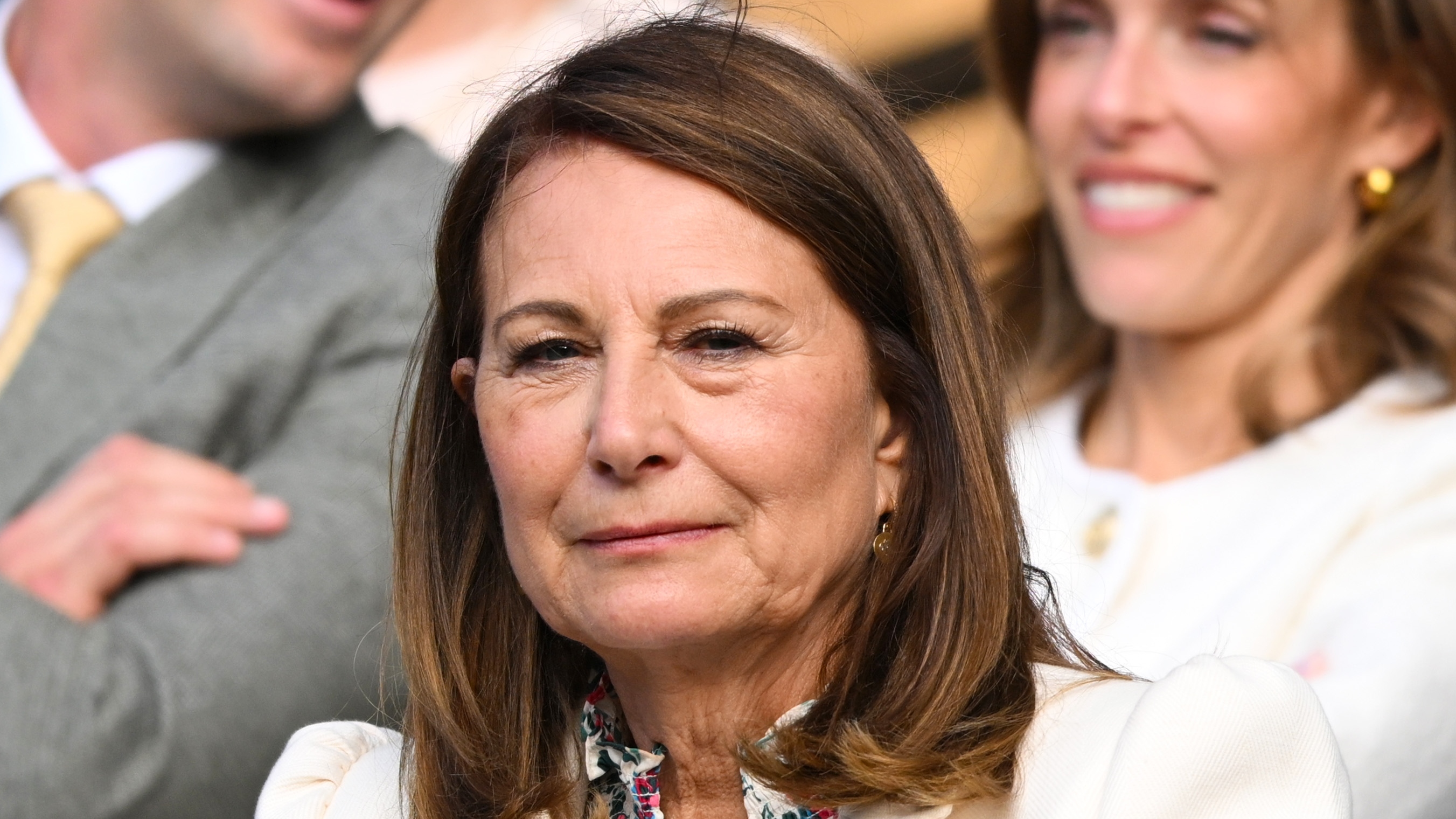 Carole Middleton se 4. července 2024 zúčastní čtvrtého dne tenisového mistrovství Wimbledonu v All England Lawn Tennis and Croquet Club.